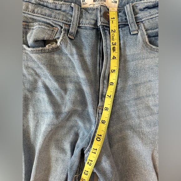 Hollister Women’s Ultra High-Rise Ripped Medium Wash Mom Jeans Size 28R/6R - Picture 8 of 9